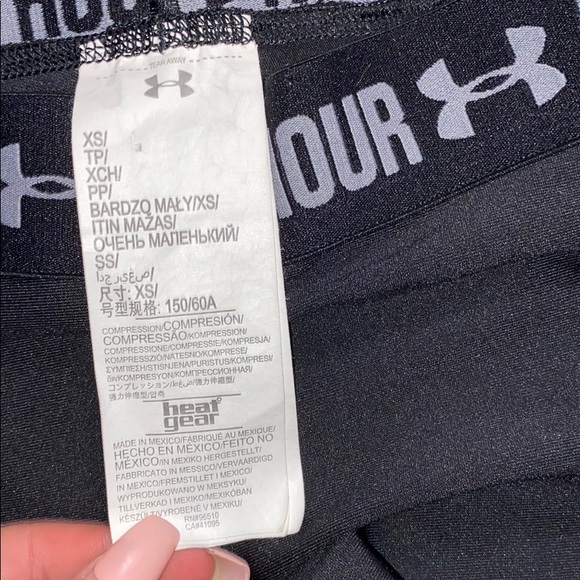 Black under armour shorts ⭐️ - Picture 5 of 6